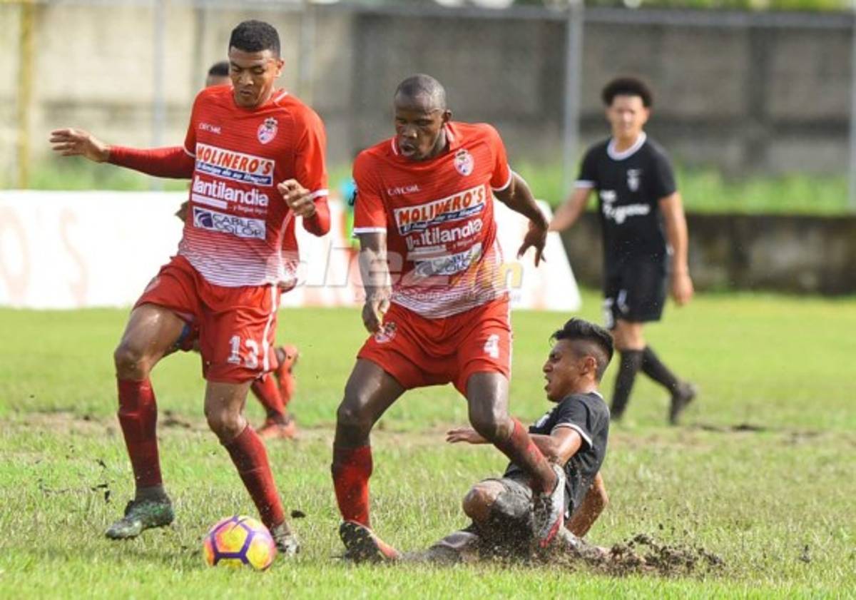 NO VISTE EN TV: Saludo a Vargas, aficionada queda en brasier y niño irrumpe el clásico