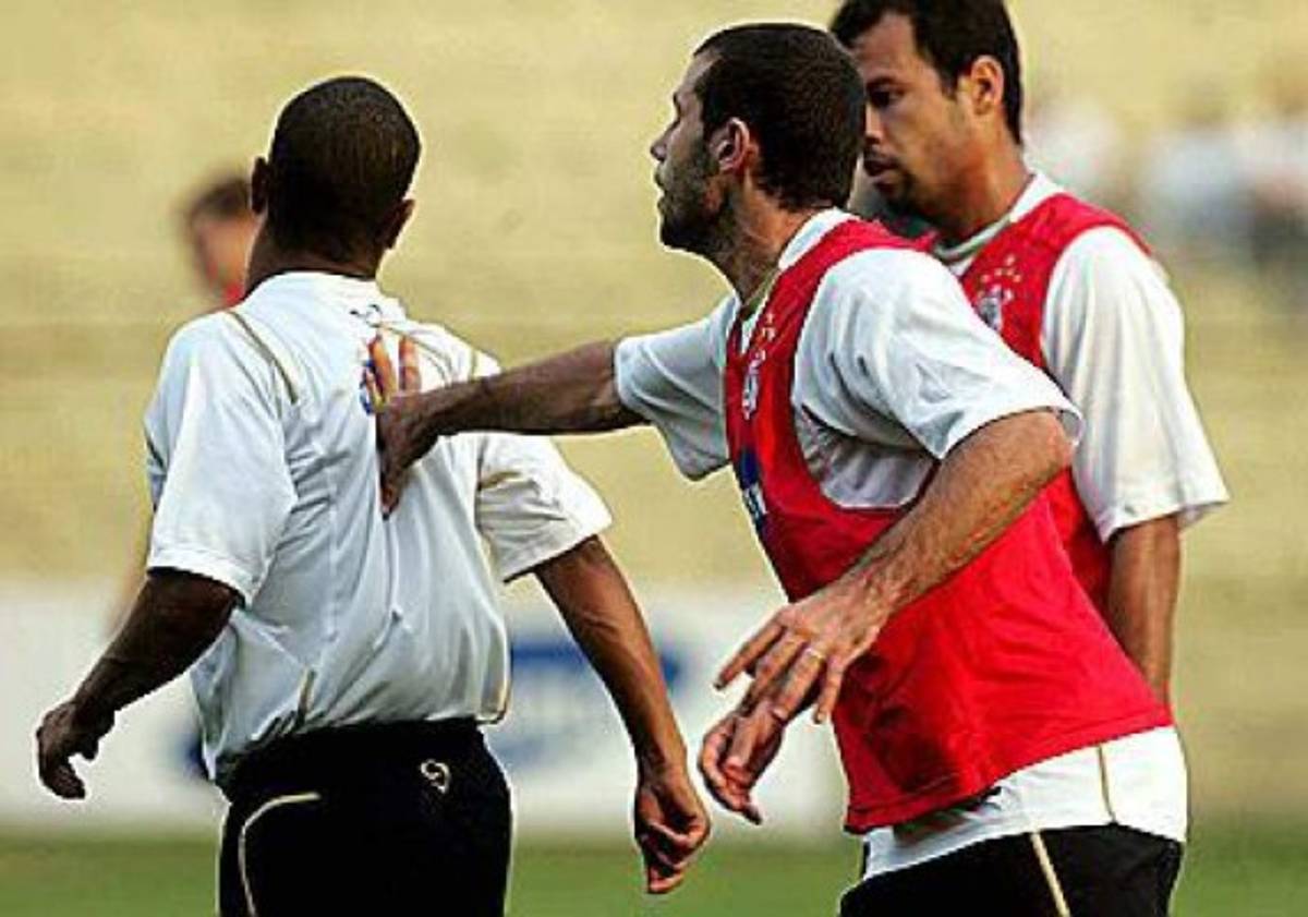 ¡INCREÍBLE! Los agarrones que se han dado los jugadores con sus propios compañeros