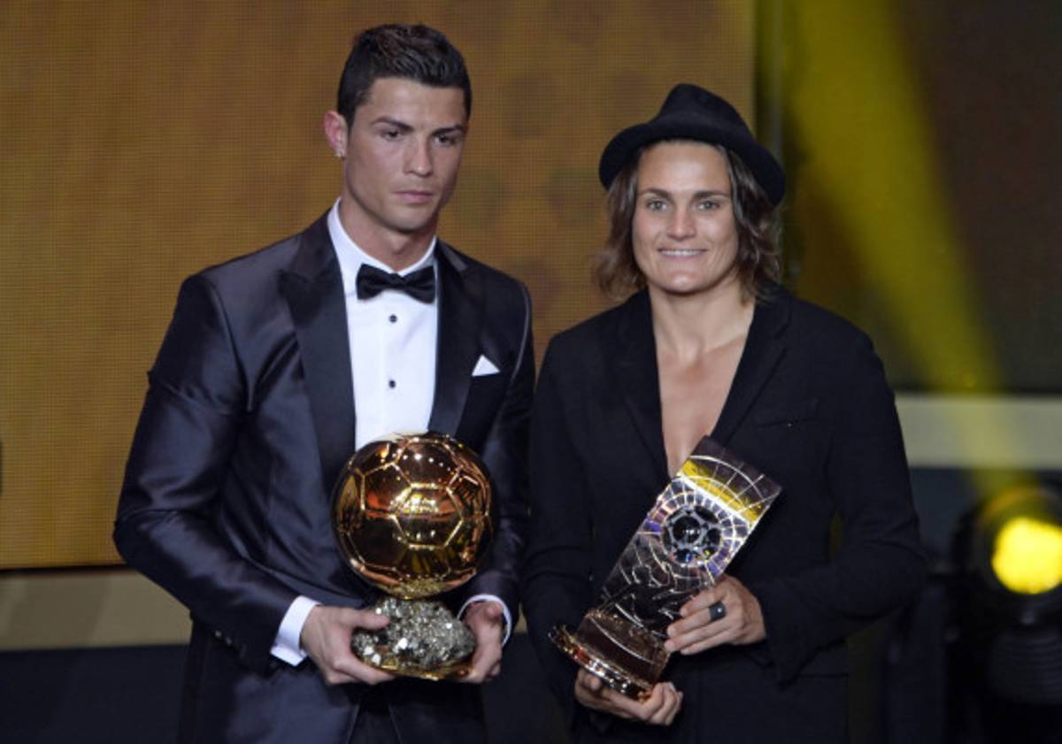 Cristiano entre lágrimas recibe el Balón de Oro 2013