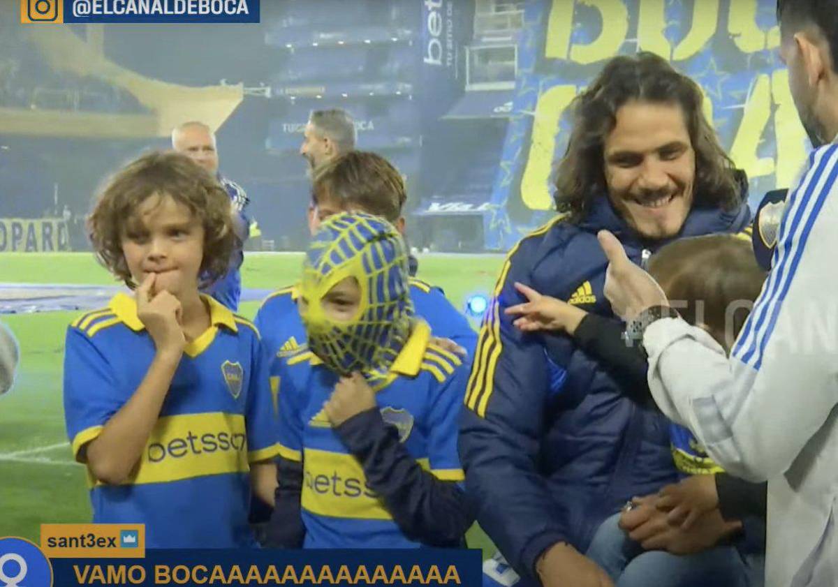 La presentación de Cavani con Boca Juniors en La Bombonera: brutal recibimiento y acompañado de su novia