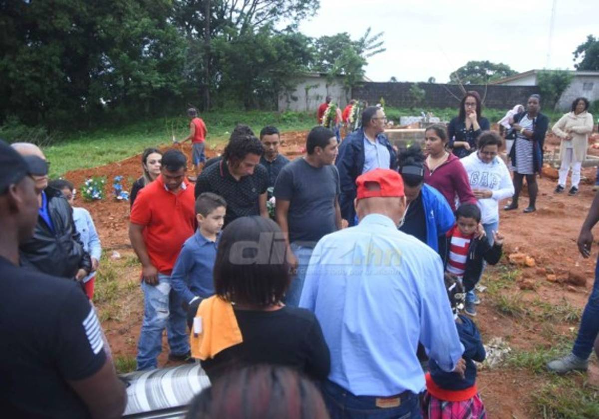 Las desgarradoras imágenes del sepelio de la madre de Kevin Hernández