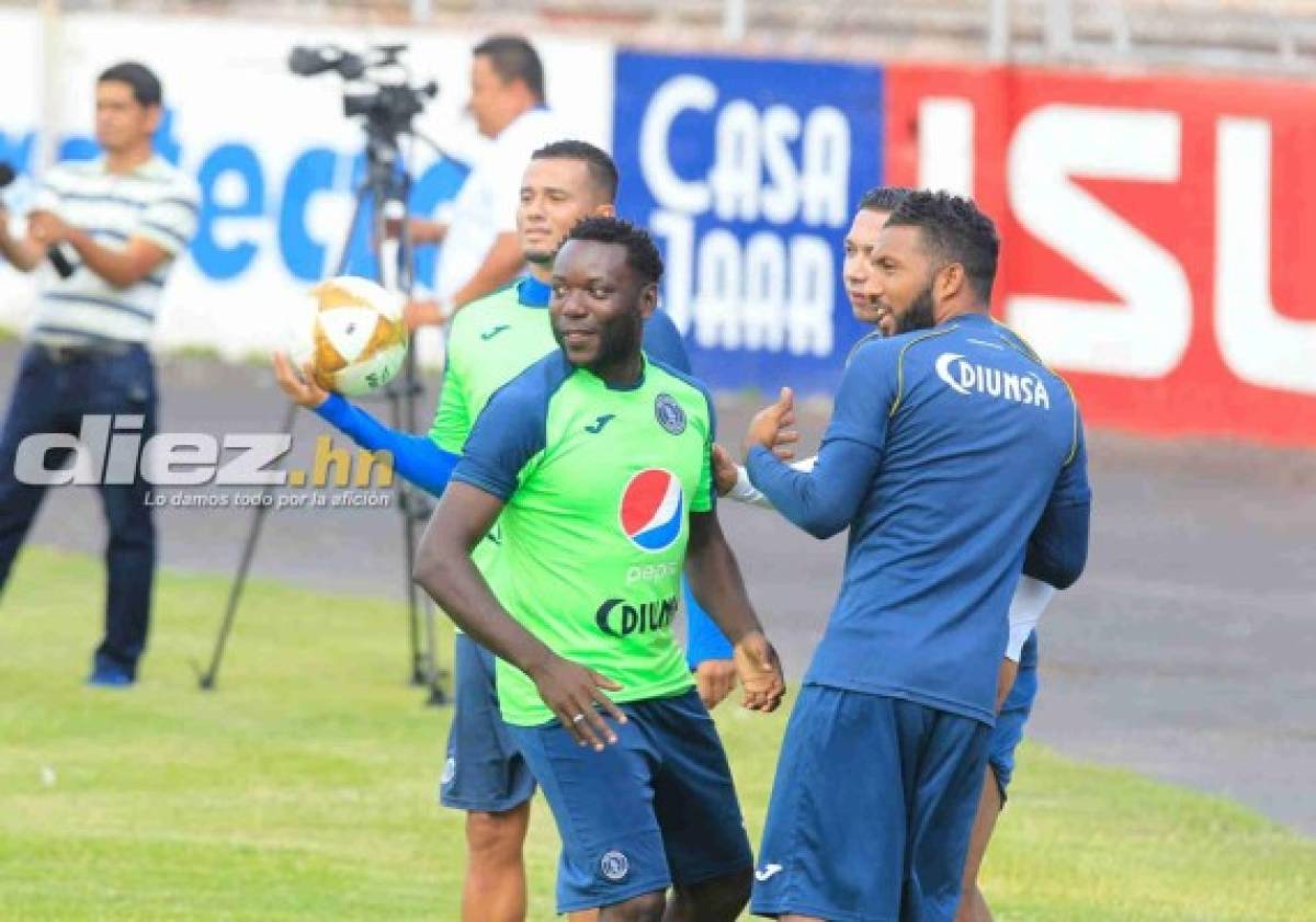 Bella presentadora olimpista sorprende a jugadores del Motagua llevándoles comida al entrenamiento