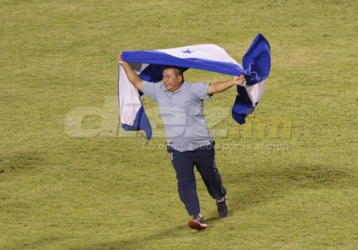CURIOSAS: Espontáneos en el estadio Olímpico y flores para México