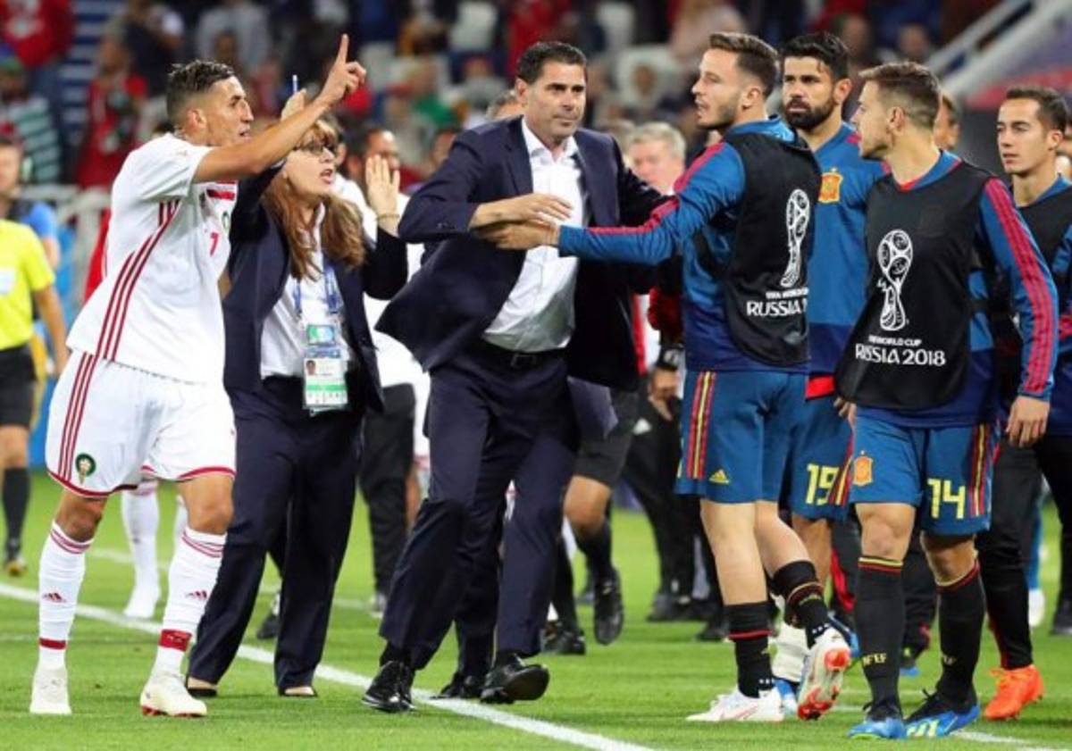 NO VISTE EN TV: Festejo de España, chicas lindas y jugador regaló sus botines