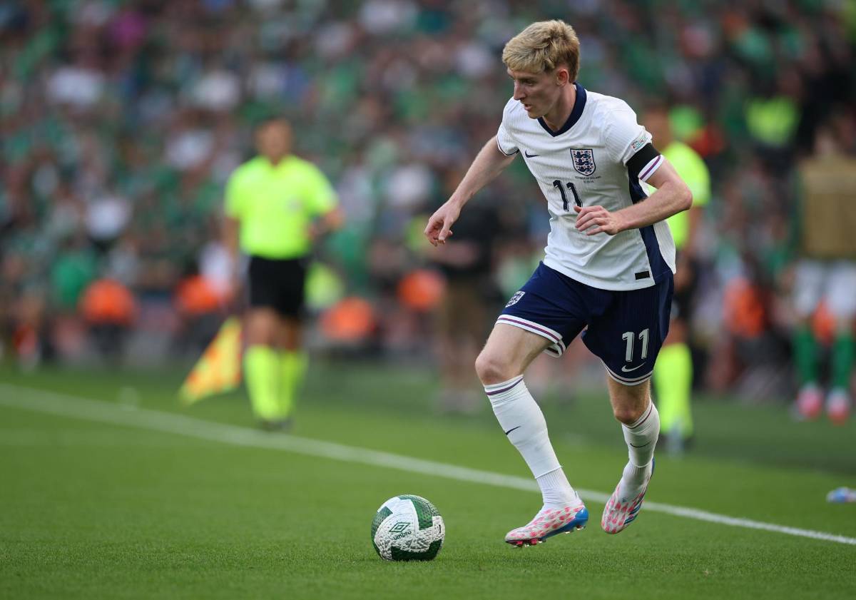 No cantó el himno de la Selección Inglaterra y piden que se vaya del equipo: “Es una traición, no está capacitado”