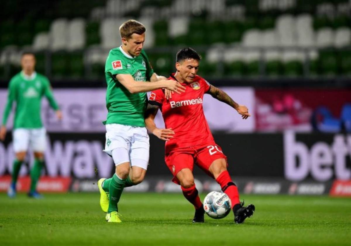 Bremen's German forward Johannes Eggestein (L) and Leverkusen's Chilean midfielder Charles Mariano Aranguiz vie for the ball during the German first division Bundesliga football match Werder Bremen v Bayer 04 Leverkusen on May 18, 2020 in Bremen, northern Germany as the season resumed following a two-month absence due to the novel coronavirus COVID-19 pandemic. (Photo by Stuart FRANKLIN / POOL / AFP) / DFL REGULATIONS PROHIBIT ANY USE OF PHOTOGRAPHS AS IMAGE SEQUENCES AND/OR QUASI-VIDEO