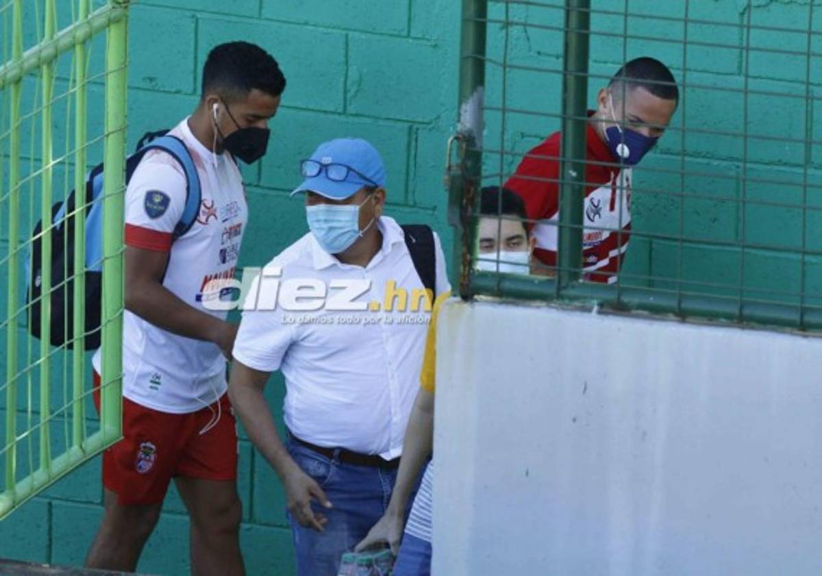 No viste en TV: ¿Quién es la chica del estadio Ceibeño? El homenaje a Maradona y Garrido en la grada