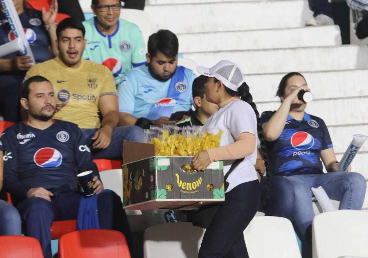 ¿Quién era la chica de rojo? La sangre se hizo presente en la cancha, las preciosas chicas de Motagua y ¿quién comía tajaditas?