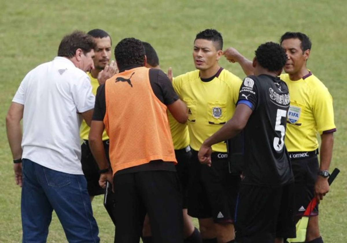 Las 'rabietas' más recordadas de los entrenadores hondureños por las que fueron expulsados