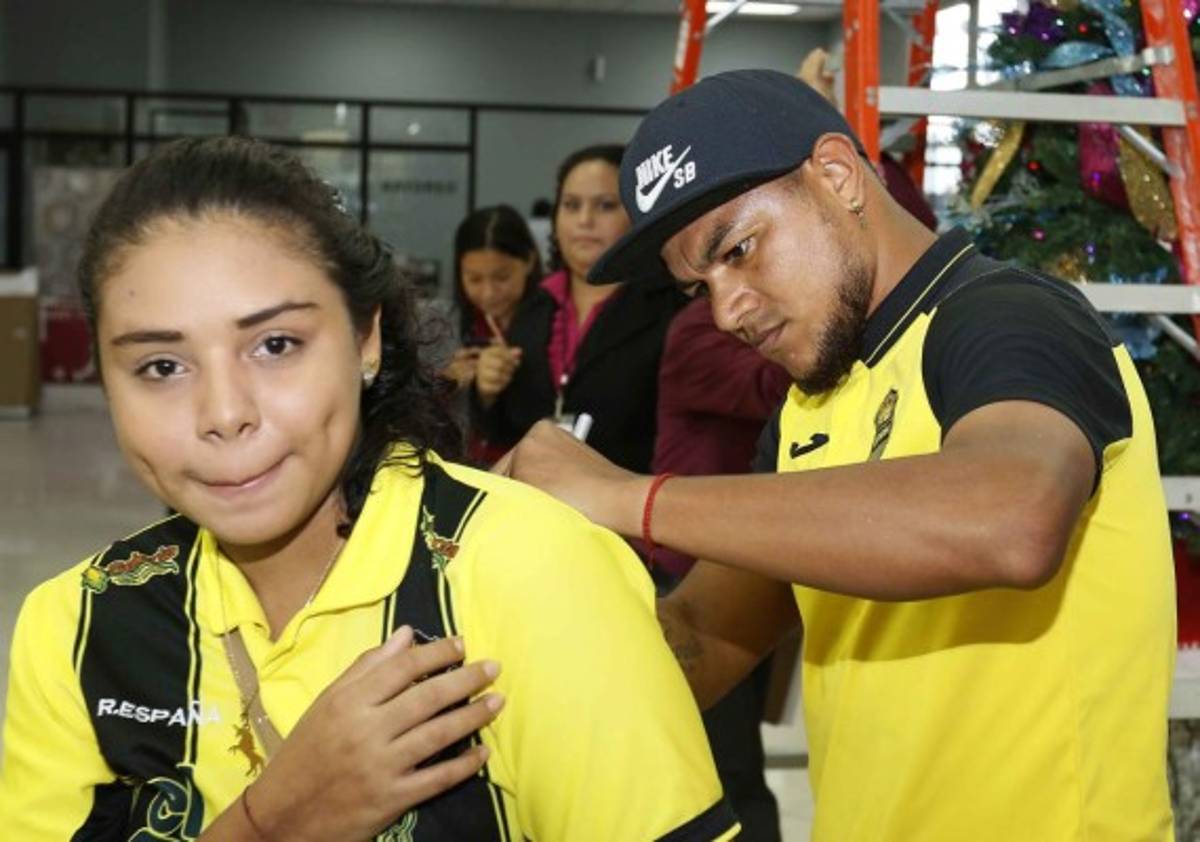 FOTOS: Real España comparte con sus aficionados en la tienda DIUNSA