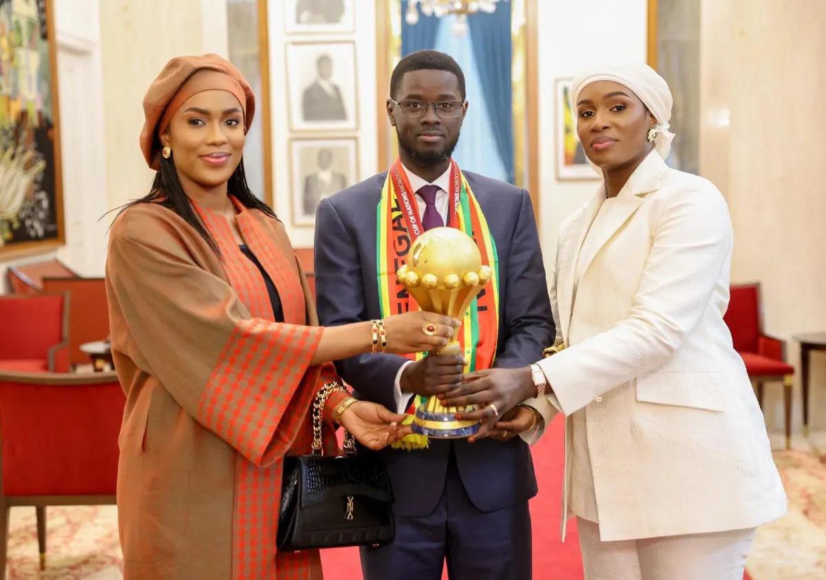 Senegal hundió a Marruecos y él se fue a festejar con sus dos esposas la Copa Africana: Siempre están...