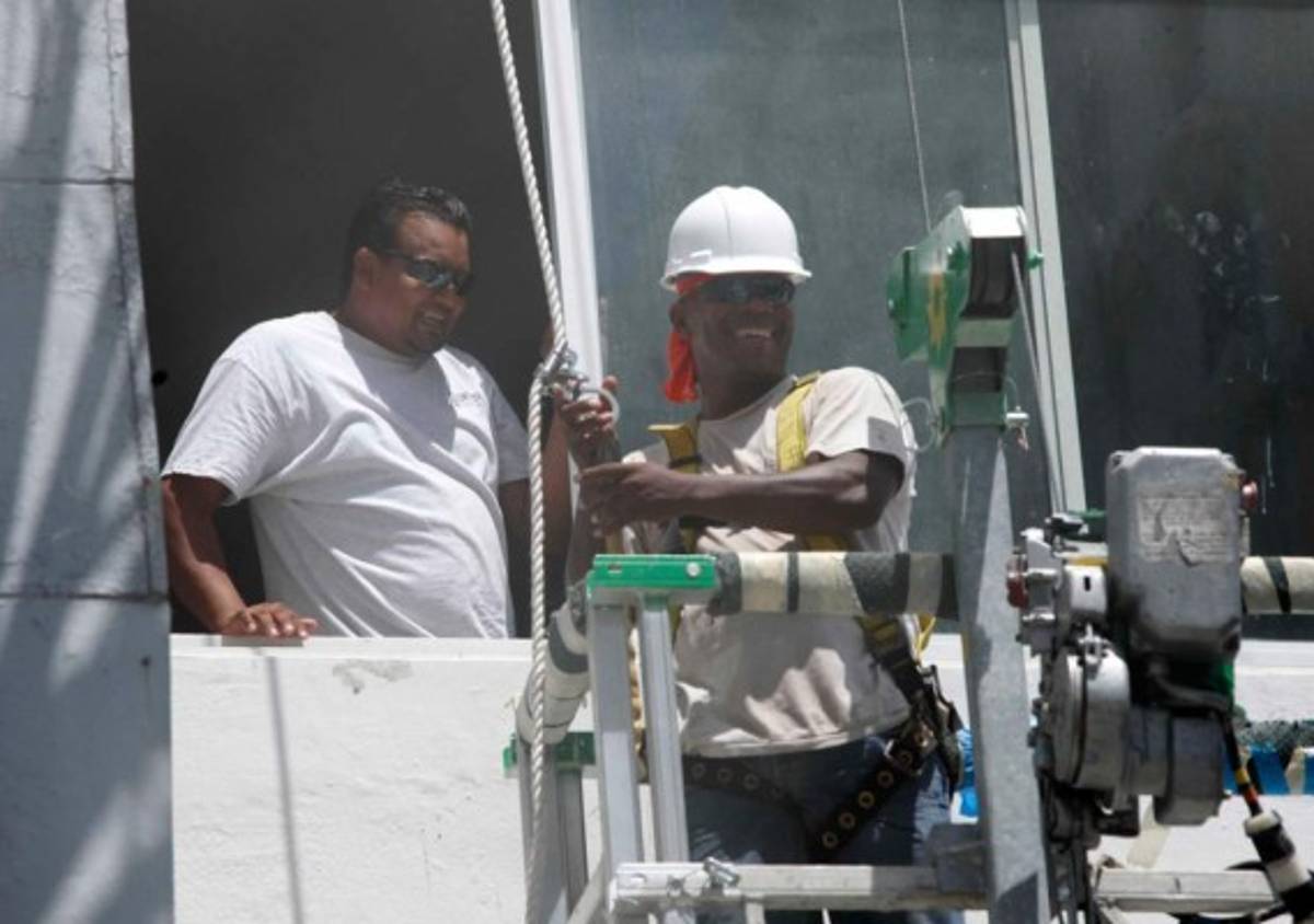 Así es la vida de Martín Castro trabajando en la construcción en Miami