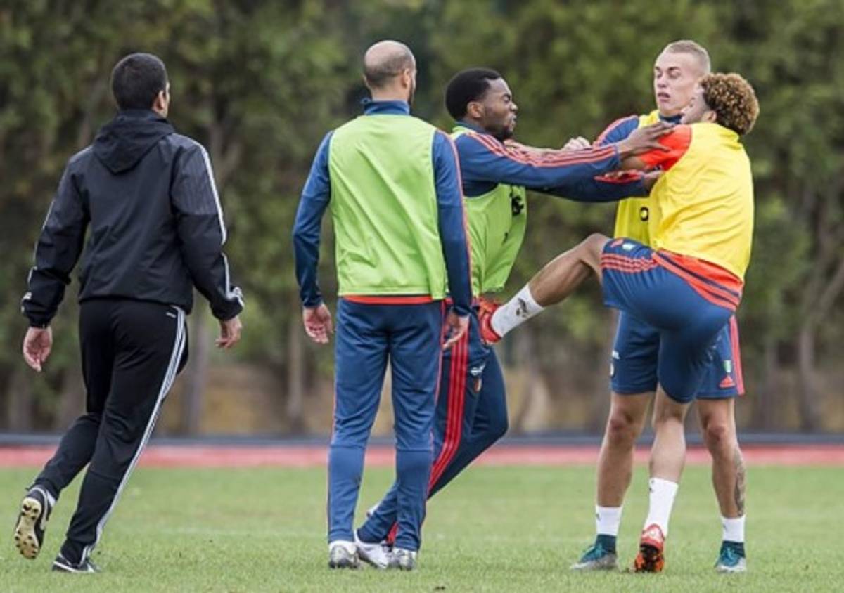 ¡INCREÍBLE! Los agarrones que se han dado los jugadores con sus propios compañeros