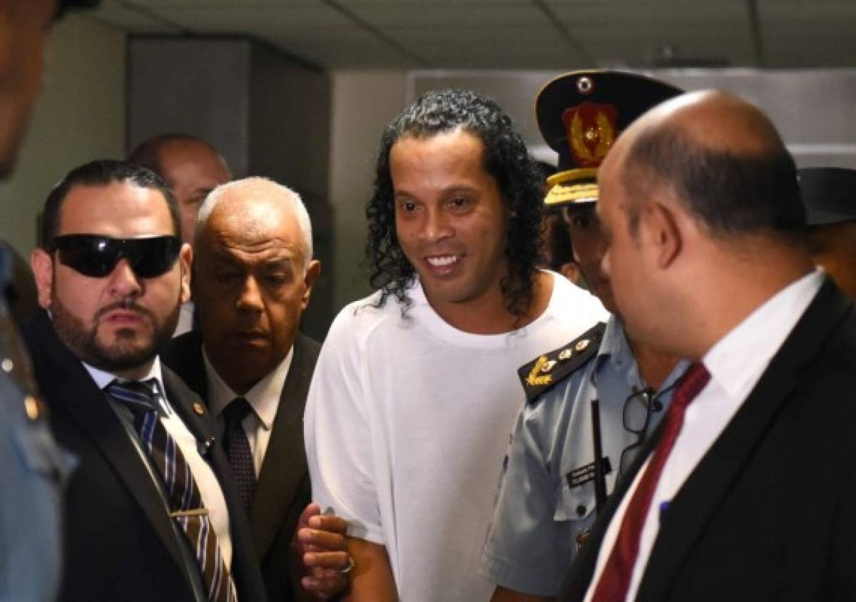 Una cama, un TV y sonriendo : Así es la vida de Ronaldinho en la cárcel de Paraguay