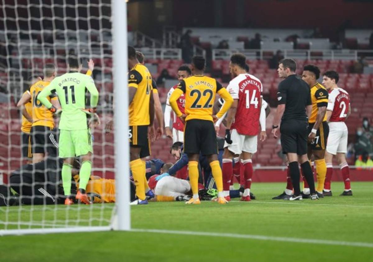 FOTOS: Así fue el choque de cabezas entre David Luiz y Raúl Jiménez que dejó al mexicano nocaut