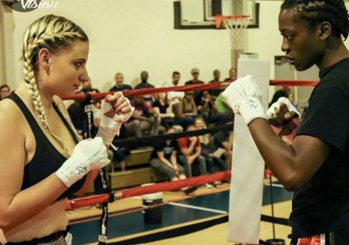 FOTOS: Peleadora tuvo que cambiar de categoría por tamaño de su busto