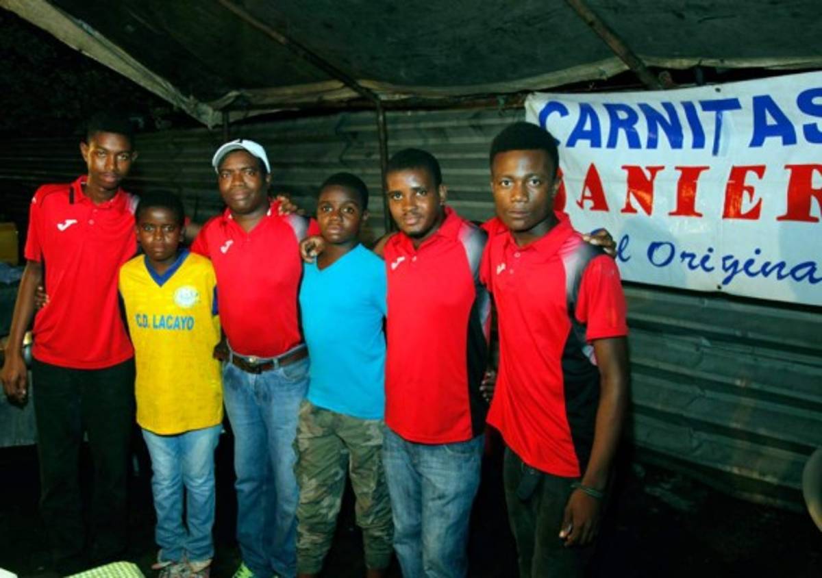 Janier Martínez, el entrenador hondureño que vende asados y forma jugadores