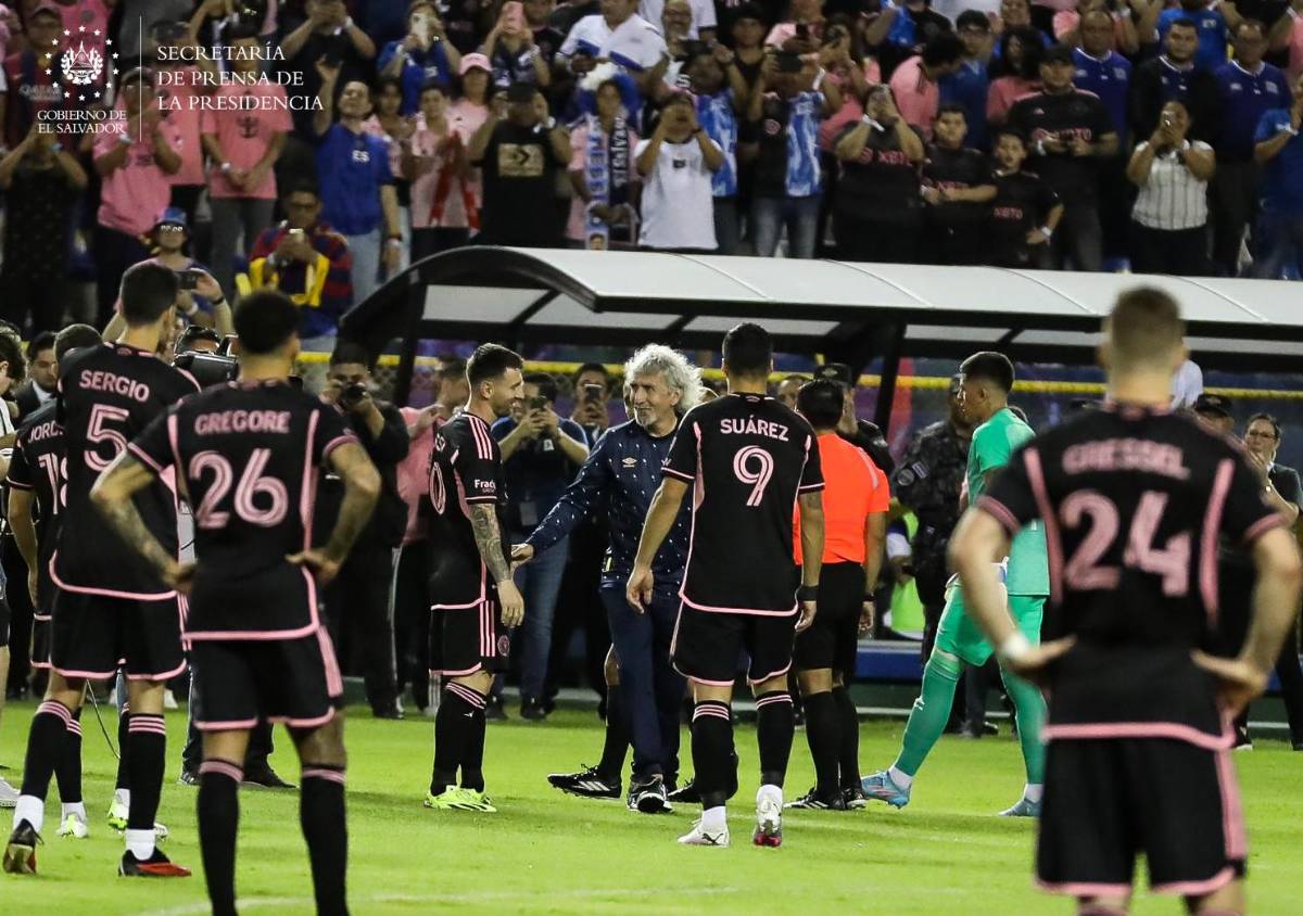 FOTOS: Viral abrazo de Messi con leyenda, el reencuentro con Suárez y colosal llenazo en El Salvador vs Inter Miami