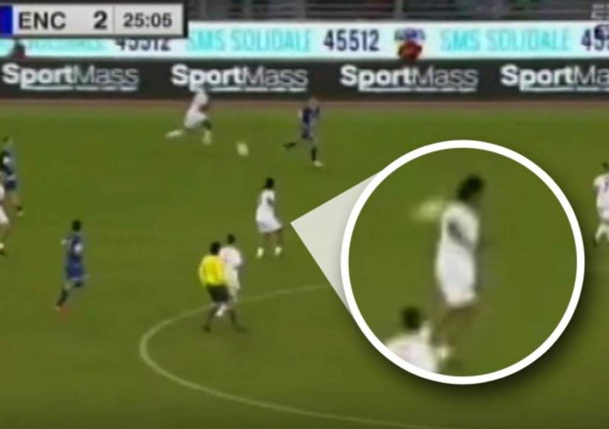 VIDEO: Ronaldinho hace la 'espaldinha' en el juego por la paz