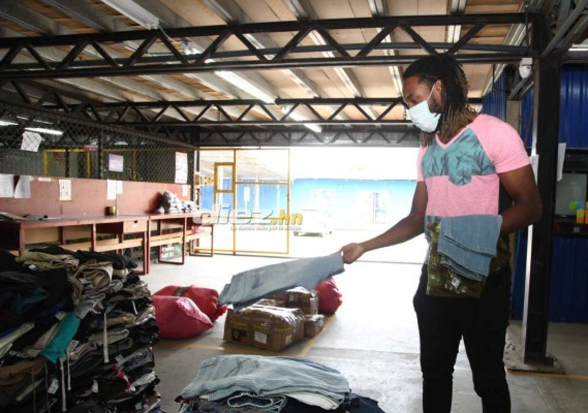 Así es el trabajo de Roy Smith cargando bultos y seleccionando ropa en una bodega de ropa