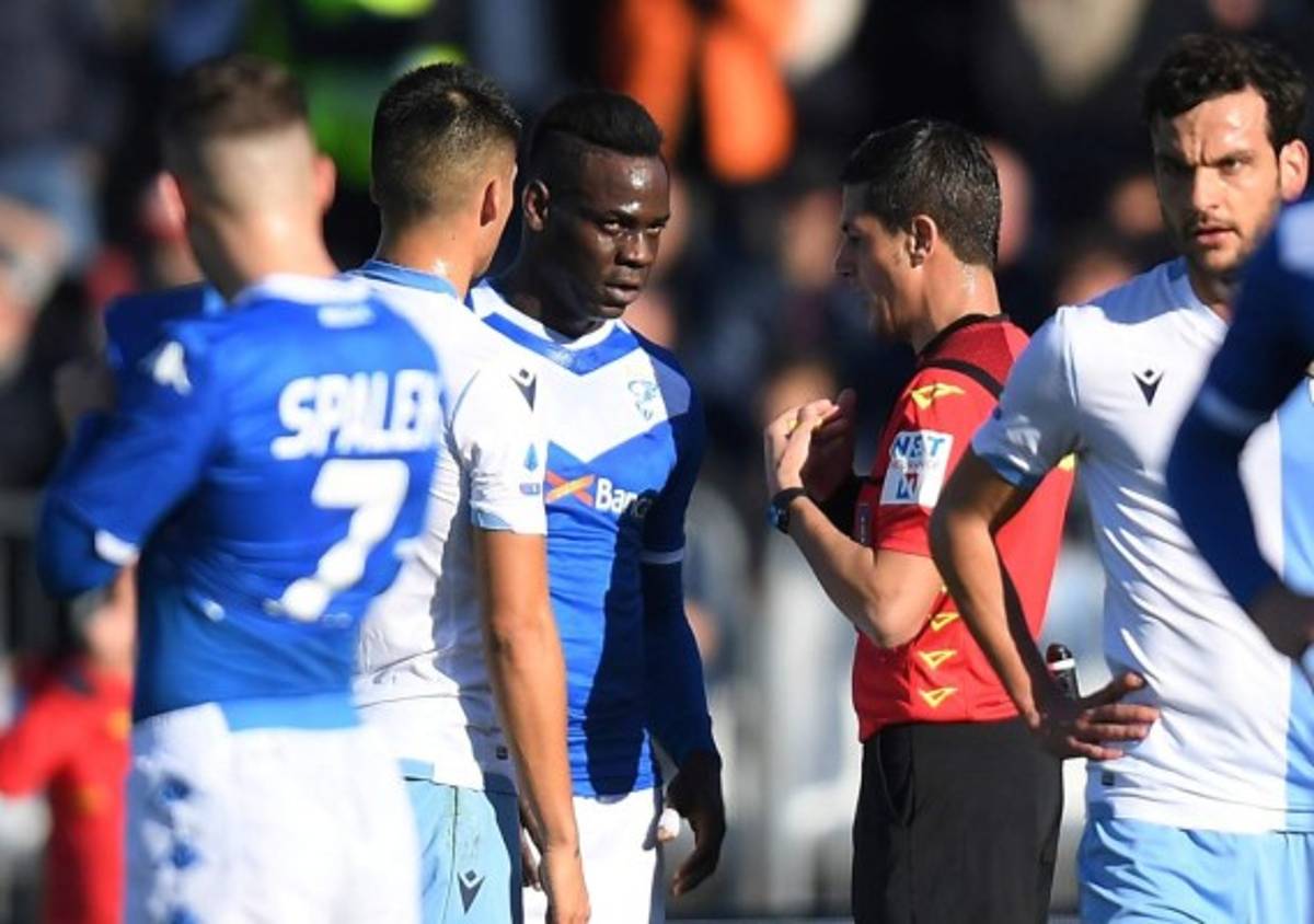 ¡Vergüenza! Mario Balotelli vuelve a recibir insultos racistas en Italia y detuvo el partido