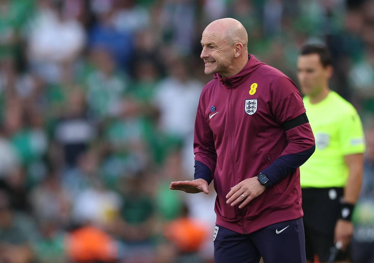 No cantó el himno de la Selección Inglaterra y piden que se vaya del equipo: “Es una traición, no está capacitado”