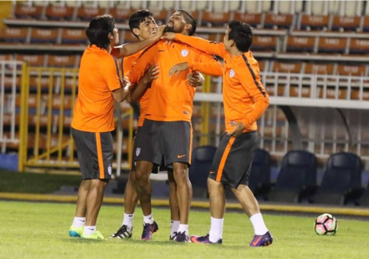 Pachuca reconoce el césped del estadio Nacional antes de enfrentar a Olimpia