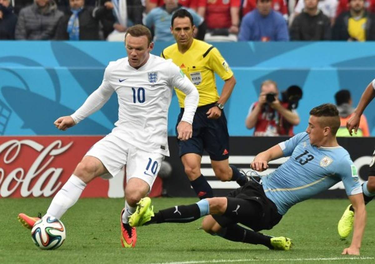 Uruguay ganó 2-1 a Inglaterra con un doblete de Luis Suárez