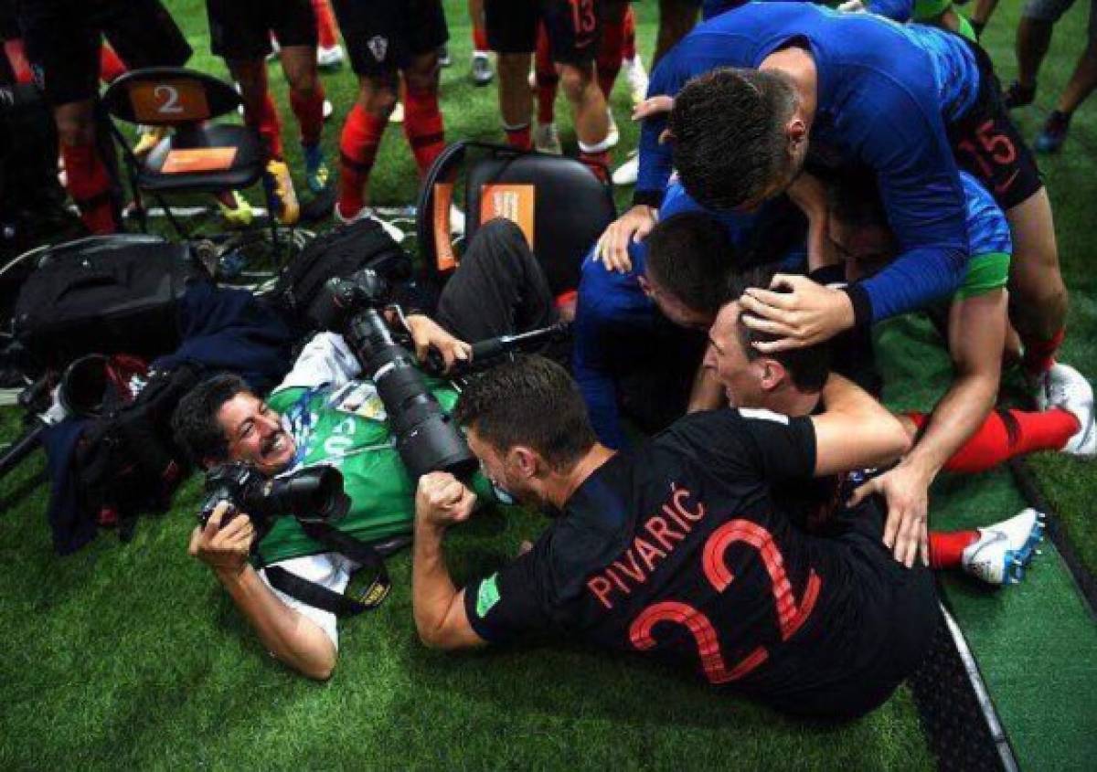 Fotógrafo de El Salvador recibe beso de croata en gol de Mandzukic