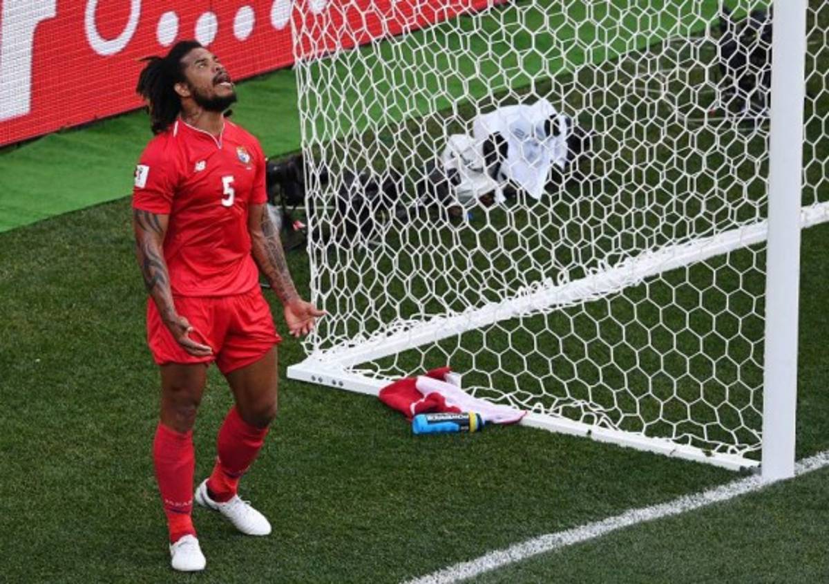 NO SE VIO POR TV: Panameños regalan sus camisas y Maguire exhibe a su preciosa novia