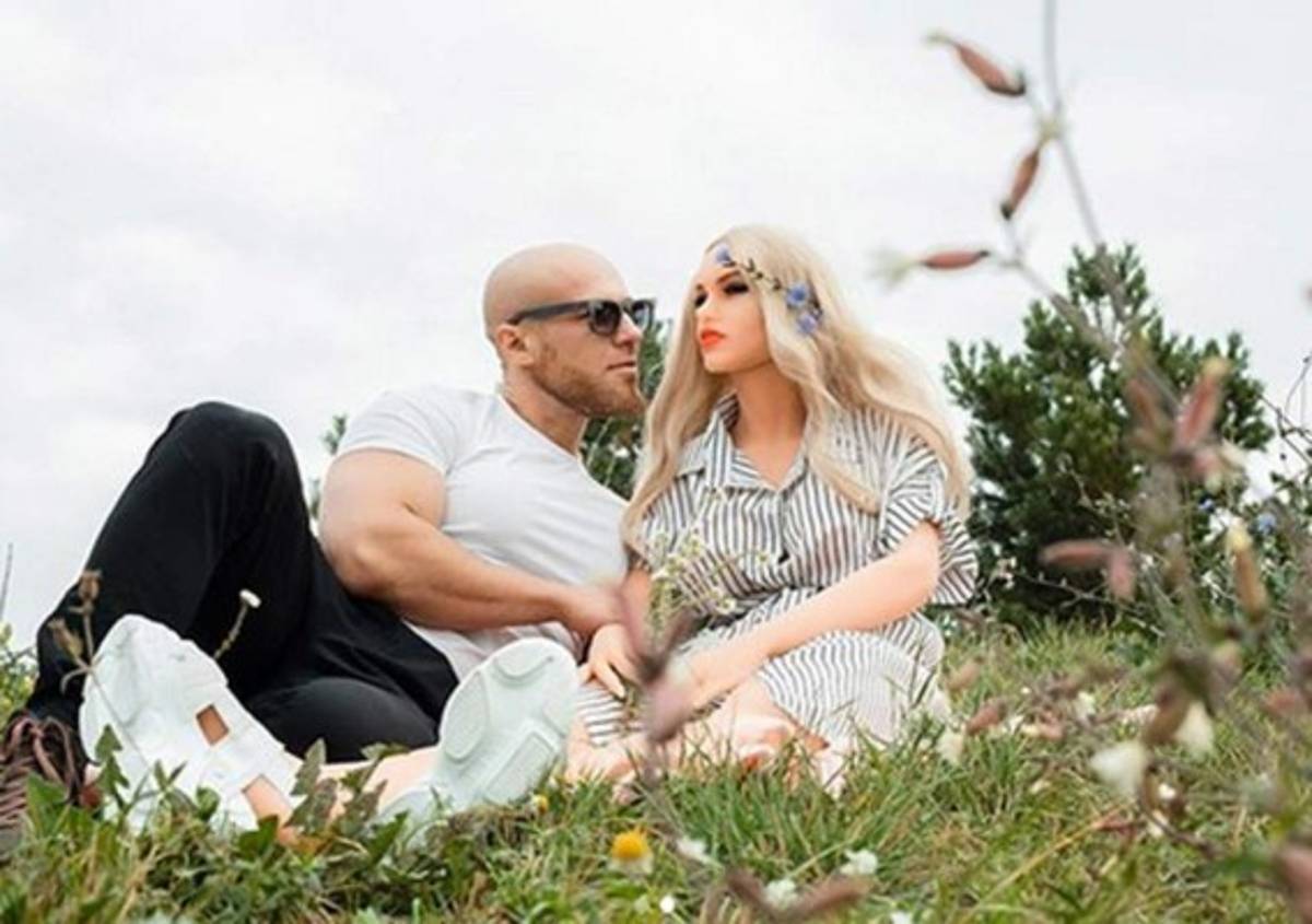 Yuri Tolochko, el popular fisicoculturista que se casará con su muñeca de silicona