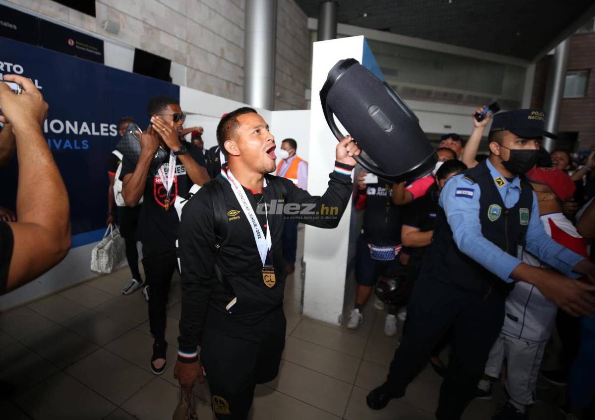La llegada triunfal del campeón Olimpia a Honduras: La locura del ‘Patón’, el recibimiento a Bengtson y ¿quién bajó la copa?