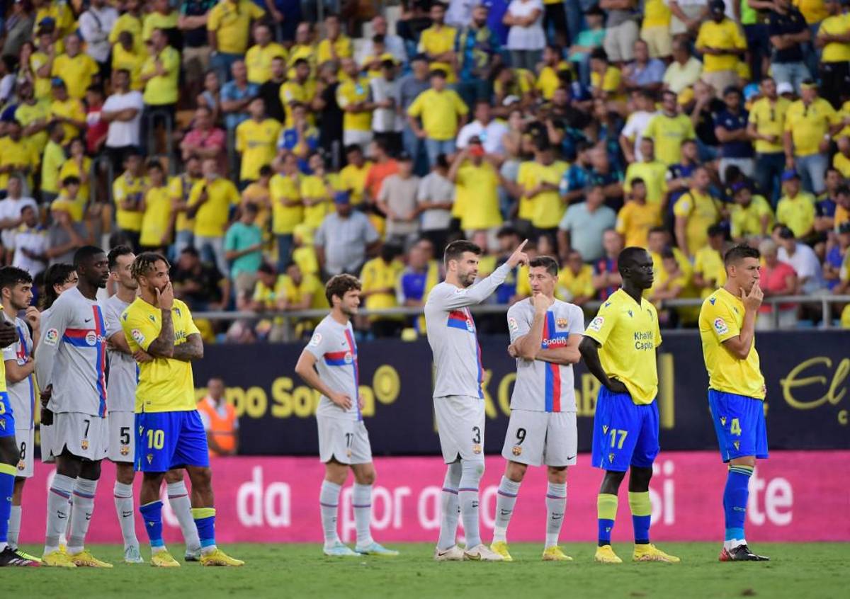 Ledesma corriendo con un desfibrilador para salvar al aficionado descompuesto y Araujo rezando: la pesadilla que se vivió en el Cádiz-Barcelona