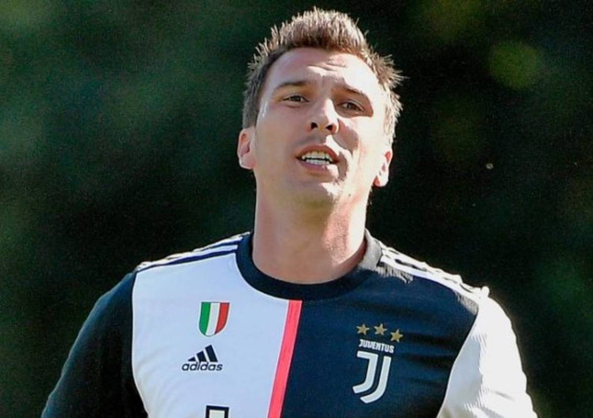 ¿Quién posa junto a Cristiano Ronado? La fiesta de Navidad de la Juventus en Italia