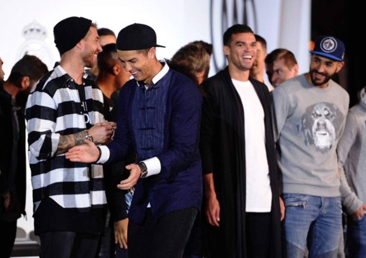 Los llamativos looks que usaron jugadores del Real Madrid para recoger sus Audis