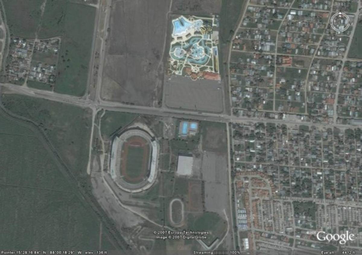 Así se ve el estadio Olímpico con los contenedores fríos para albergar cadáveres por coronavirus