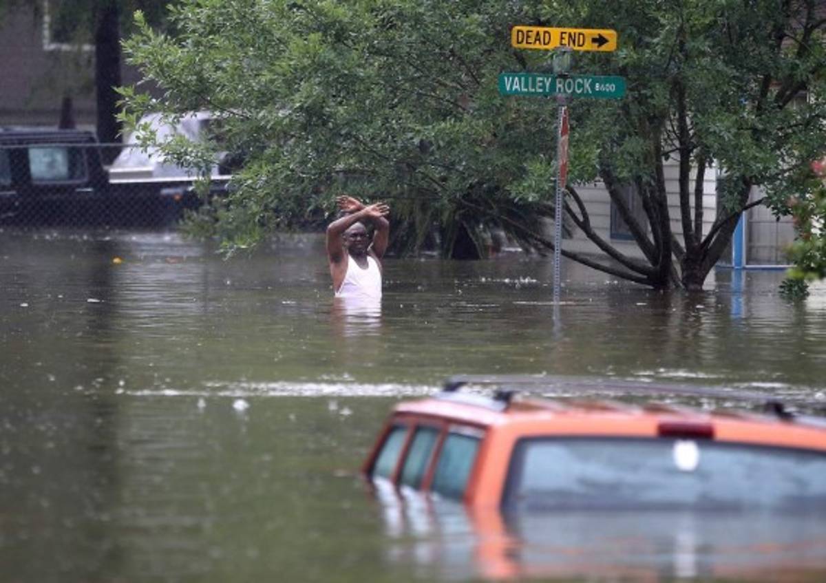 INFORME ESPECIAL: Continúan los desastres del huracán Harvey; Trump ya está en Texas