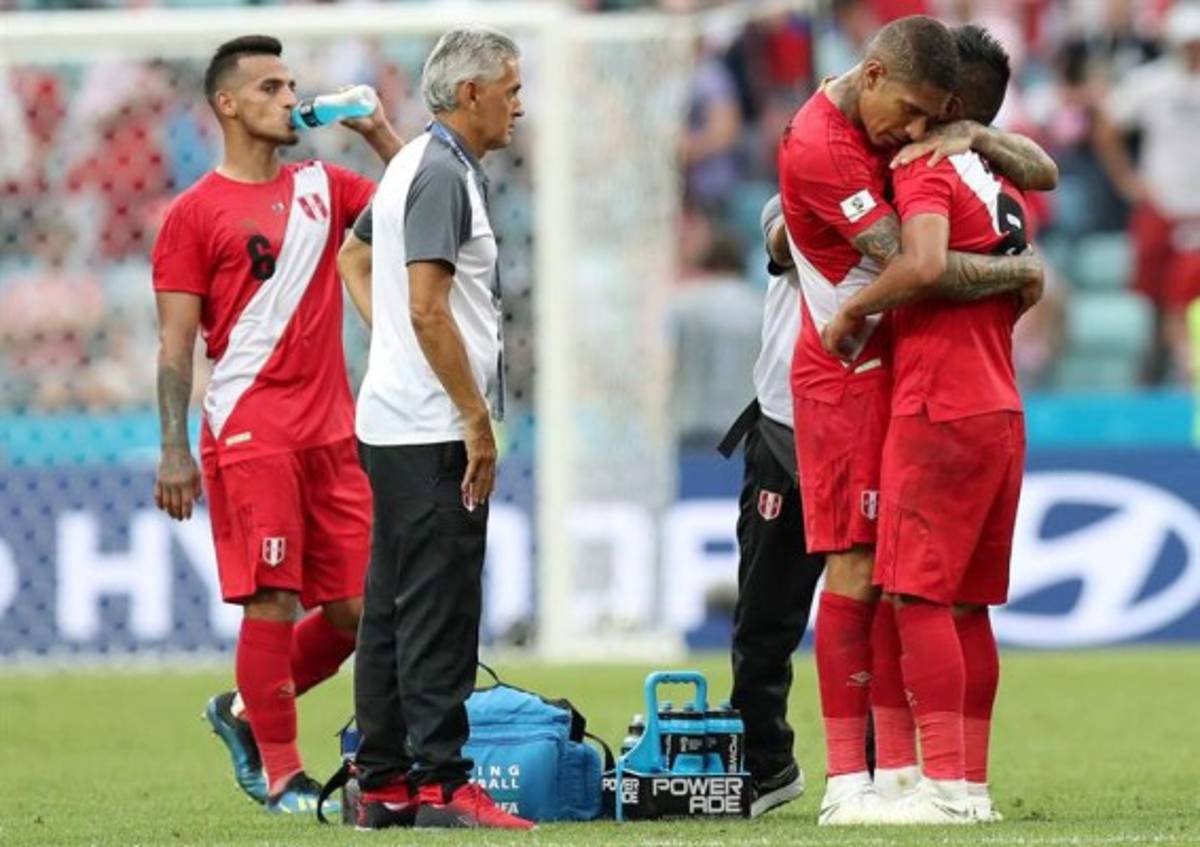 LO QUE NO SE VIO EN TV: Jugador peruano destrozado por penal fallado y el llanto de los aficionados