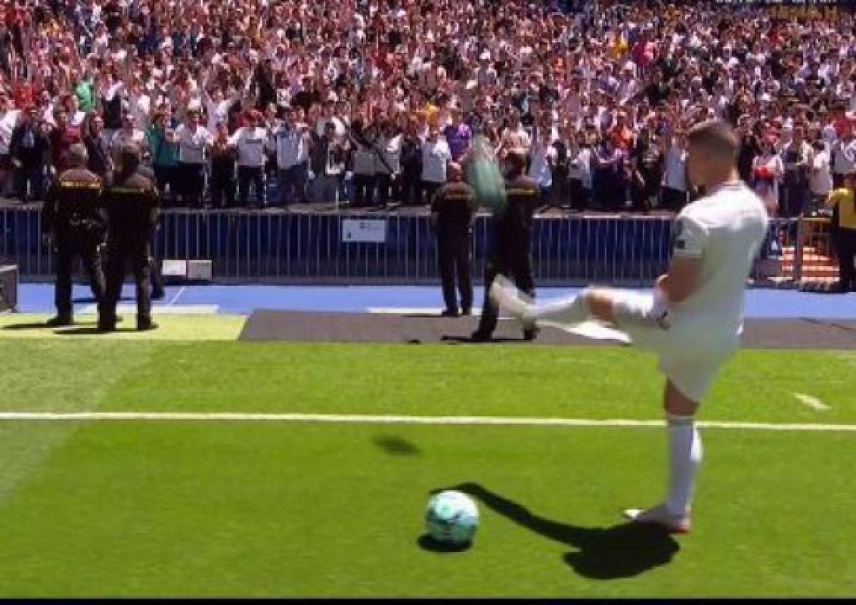 El emotivo abrazo de Florentino, el beso al escudo y la selfie: Así fue la presentación de Luka Jovic en el Real Madrid