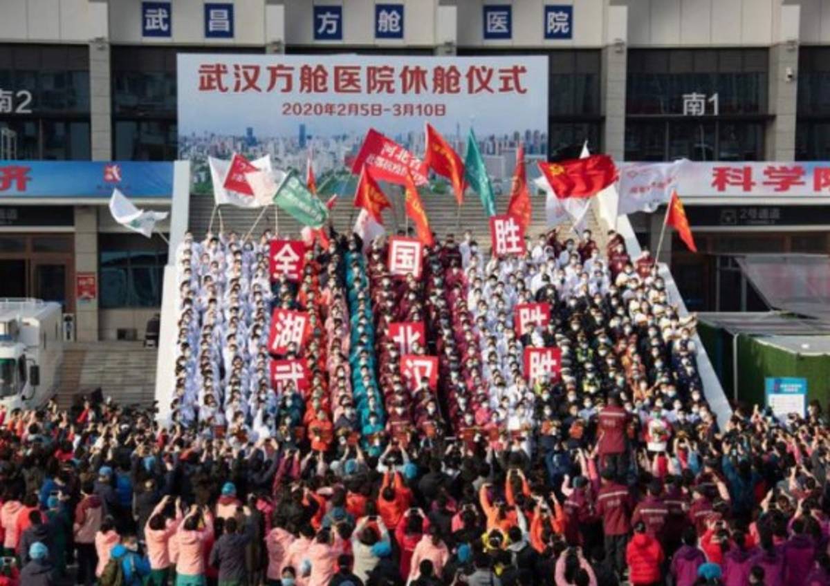 Así celebran médicos chinos en Wuhan tras el primer día sin casos de coronavirus