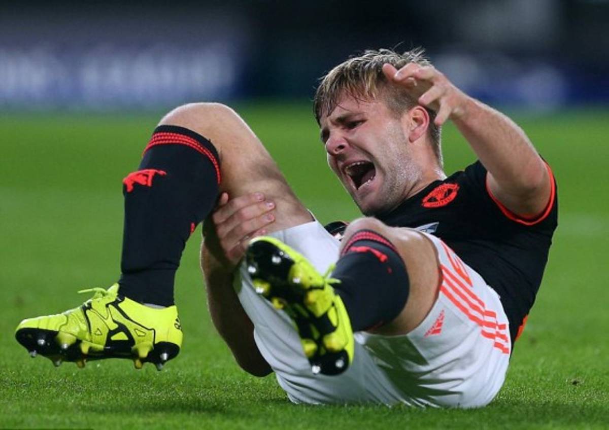 EN FOTOS: Con oxígeno sacaron a Luke Shaw tras dura lesión de Héctor Moreno