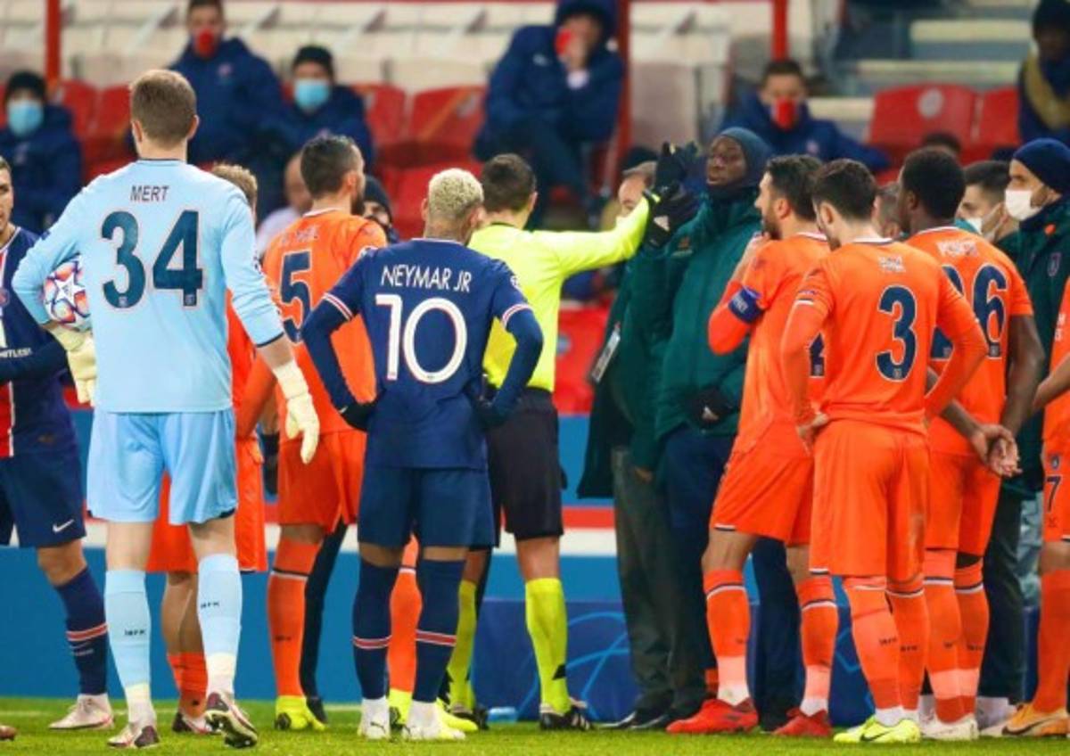 Escándalo: ¿Qué le dijo? Así fue la bronca que se armó en el Istanbul-PSG por racismo de un árbitro