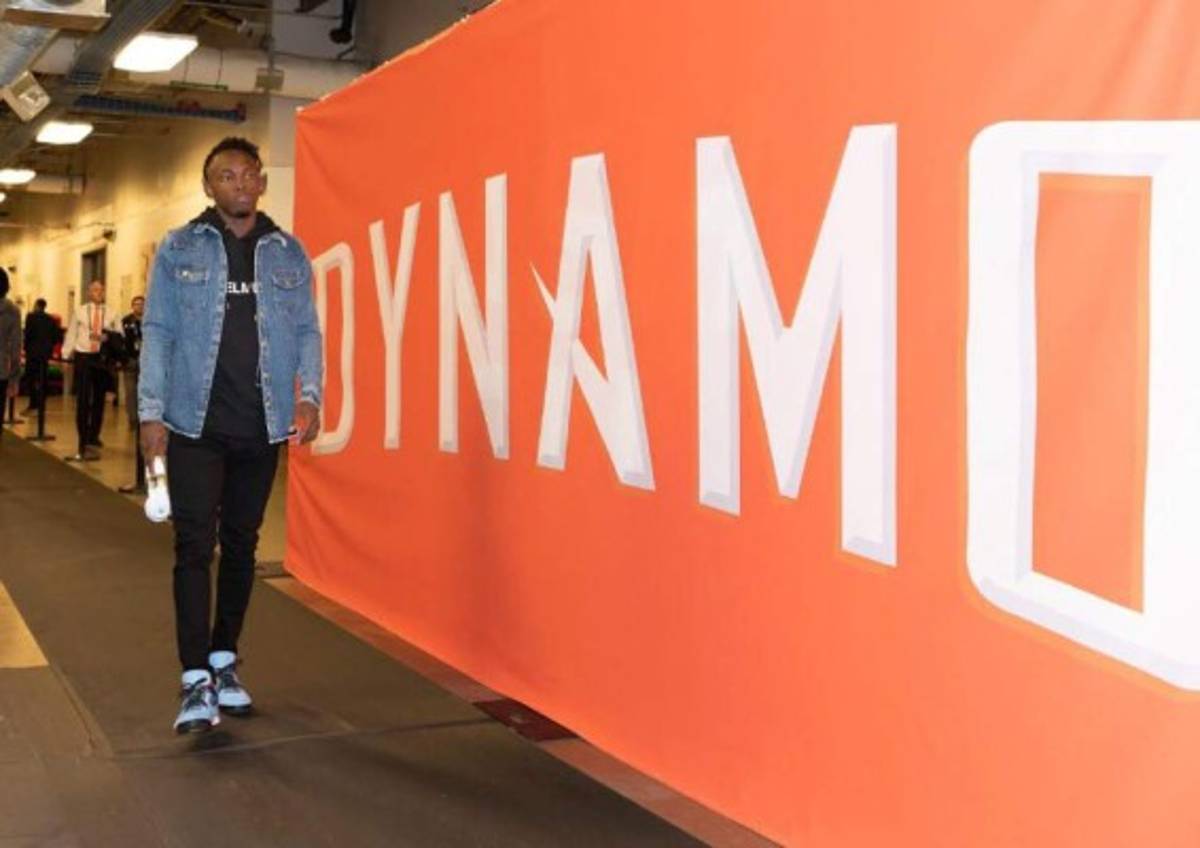¡Opulencia! Los looks de Alberth Elis cuando llega al estadio de Dynamo