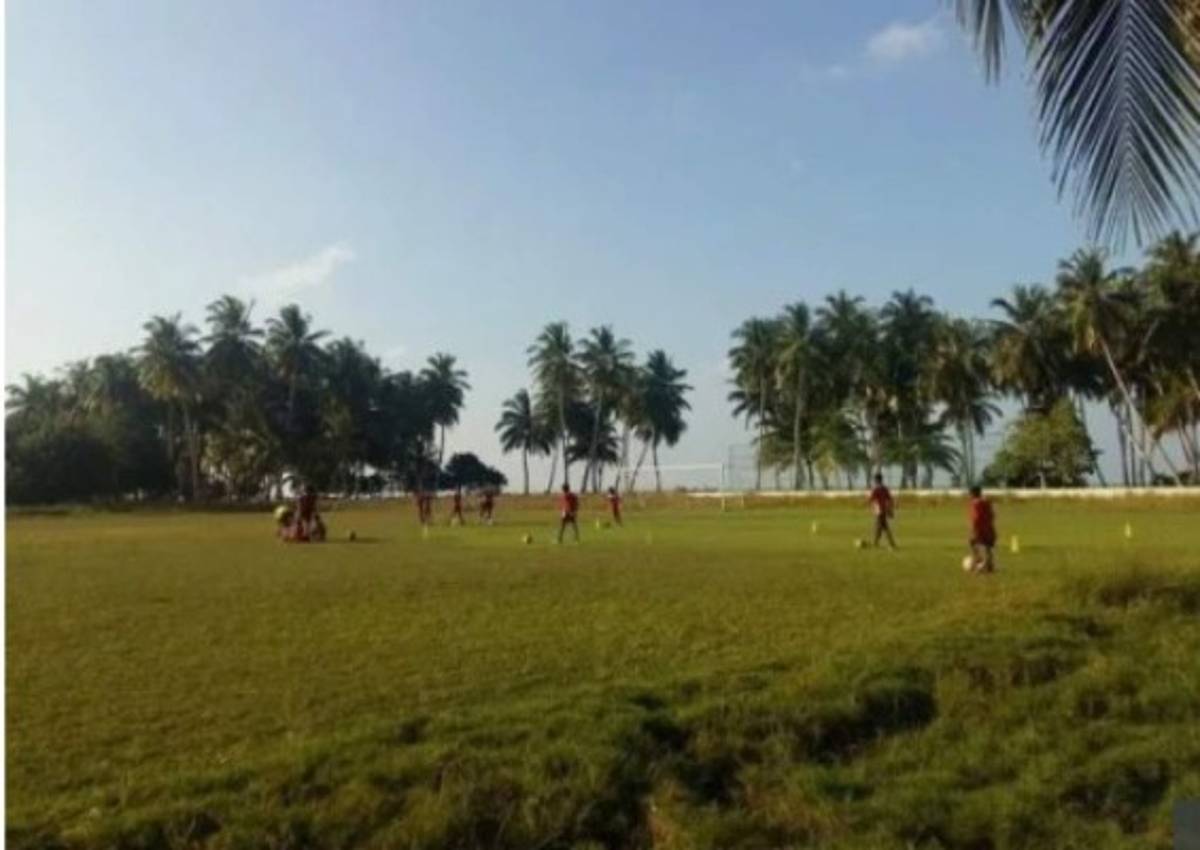 Así trabaja un técnico inglés, encargado de convertir a las Maldivas en una potencia futbolística