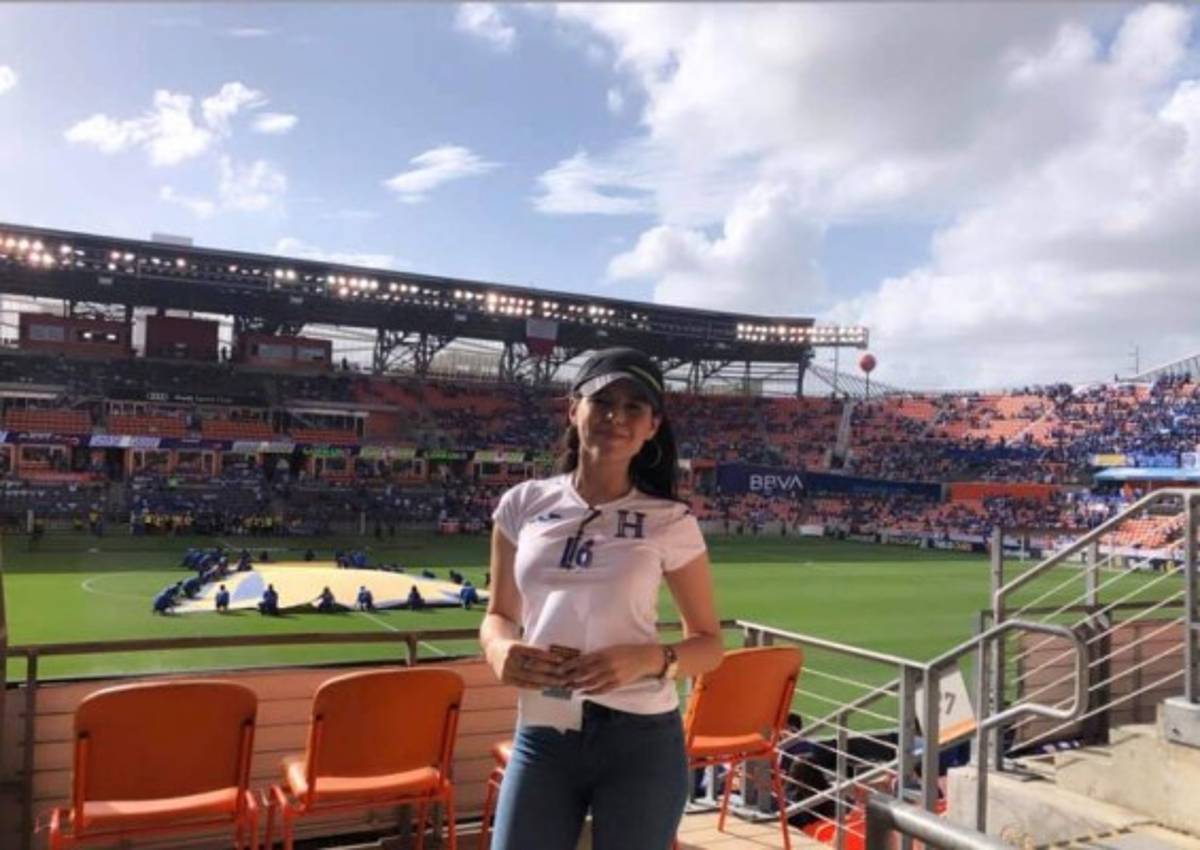 Esposa de Emilio Izaguirre deslumbra en juego de Honduras ante Curazao por la Copa Oro 2019