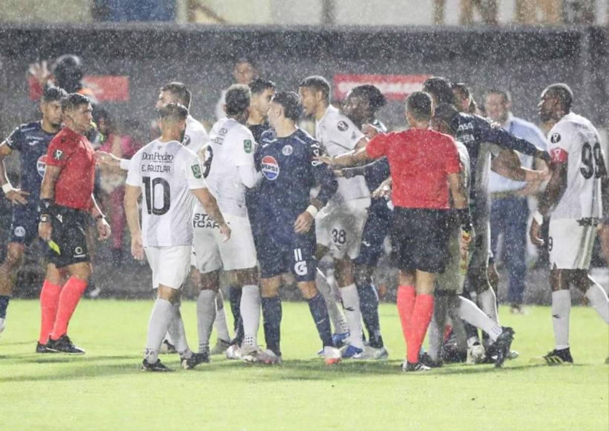 El villano del juego, motivo del berrinche de Rubilio Castillo y la pelea que hubo en el Motagua - Herediano