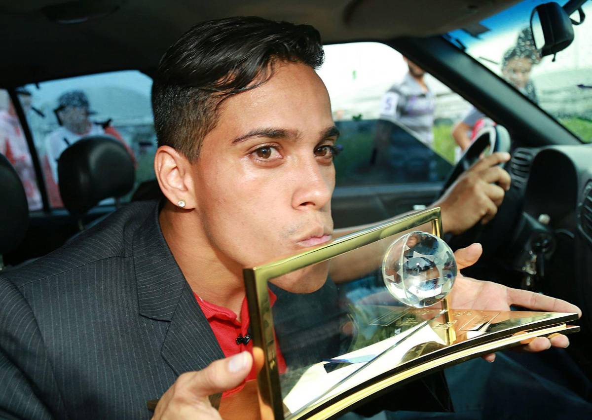 Le ganó un prestigioso premio a Messi y quiere venderlo para poner este particular negocio: “Ya estoy en la historia”