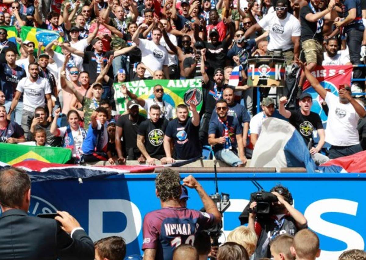 Neymar desata la locura en su presentación en el Parque de los Príncipes