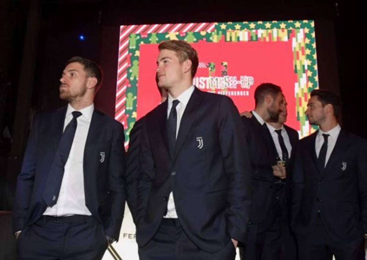 ¿Quién posa junto a Cristiano Ronado? La fiesta de Navidad de la Juventus en Italia