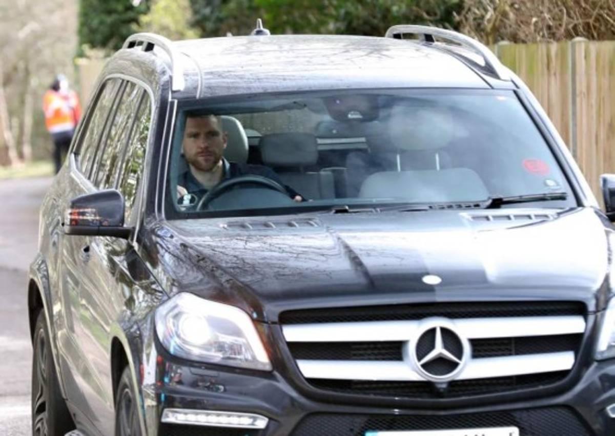 Los espectaculares autos en que llegan las estrellas del Arsenal a los entrenamientos